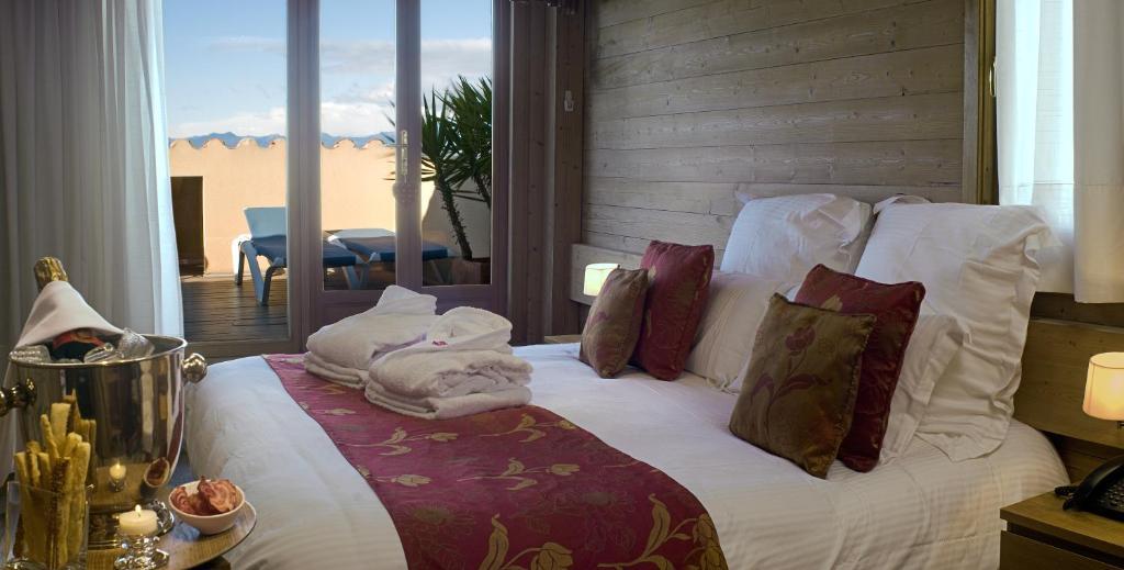 Hotel La Placa Garriguella Δωμάτιο φωτογραφία
