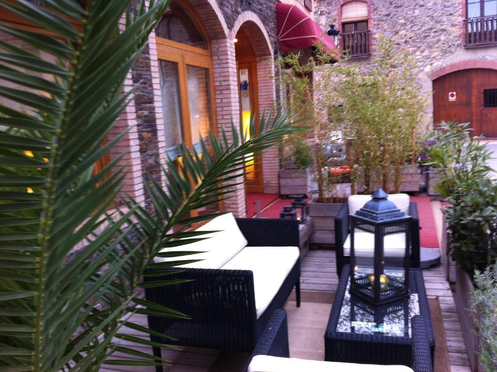 Hotel La Placa Garriguella Εξωτερικό φωτογραφία
