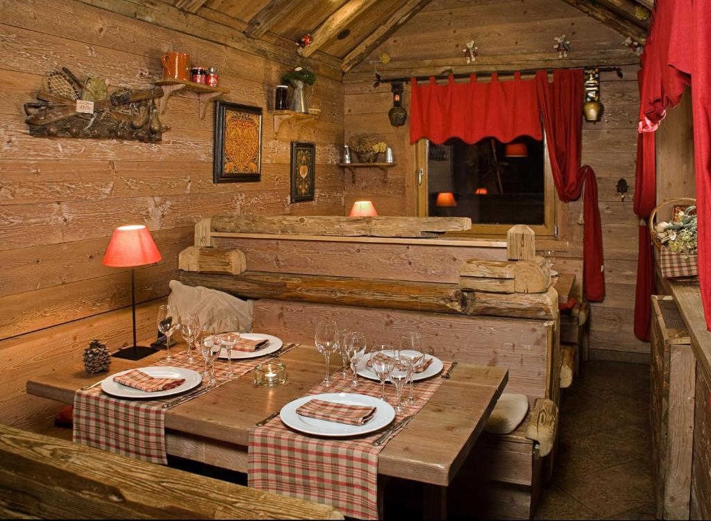 Hotel La Placa Garriguella Εξωτερικό φωτογραφία