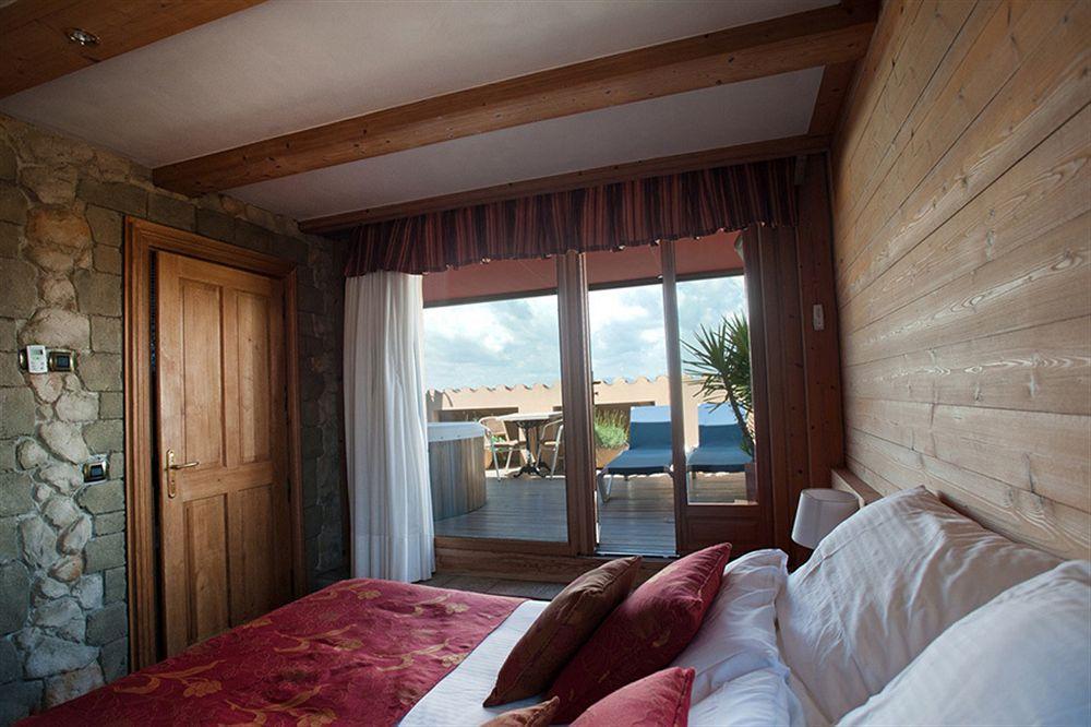 Hotel La Placa Garriguella Εξωτερικό φωτογραφία