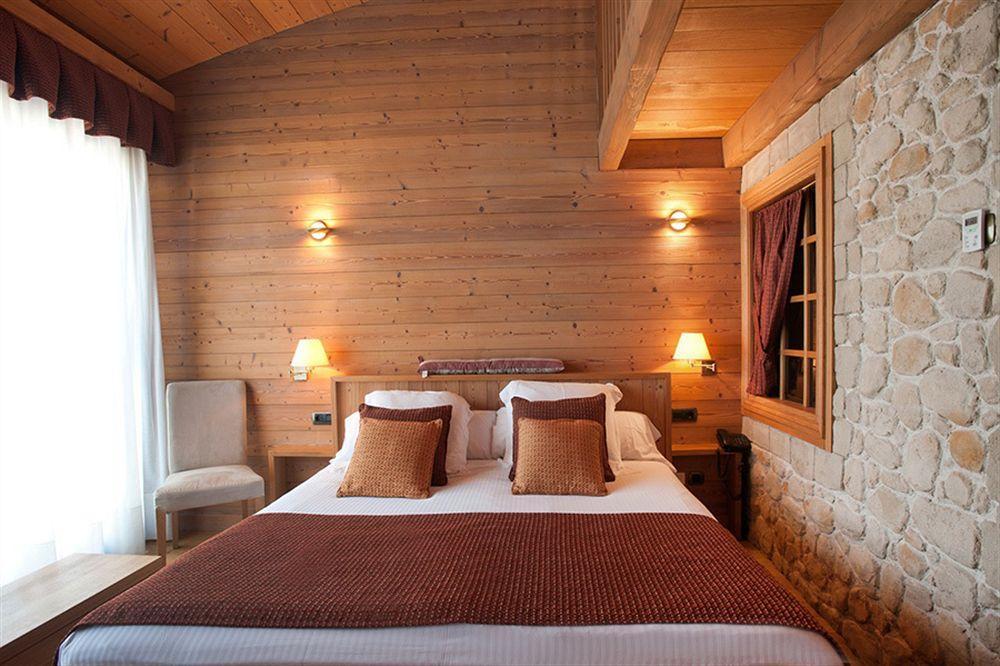 Hotel La Placa Garriguella Εξωτερικό φωτογραφία