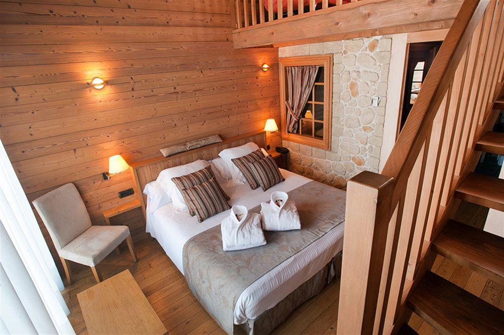 Hotel La Placa Garriguella Εξωτερικό φωτογραφία