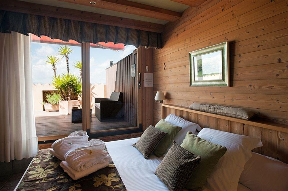 Hotel La Placa Garriguella Εξωτερικό φωτογραφία