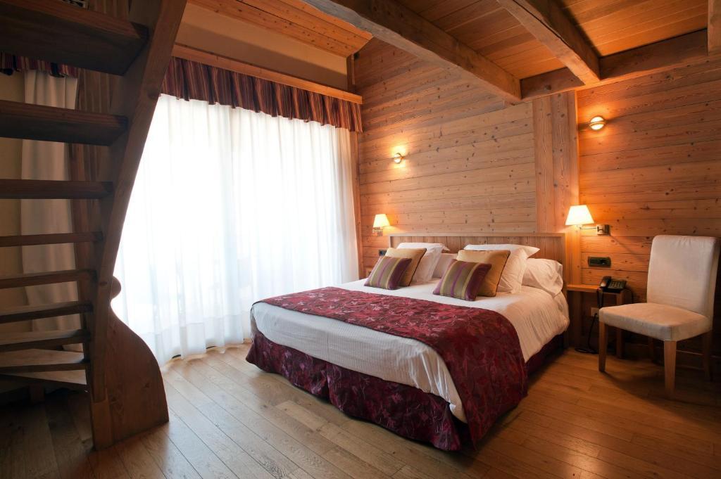 Hotel La Placa Garriguella Εξωτερικό φωτογραφία