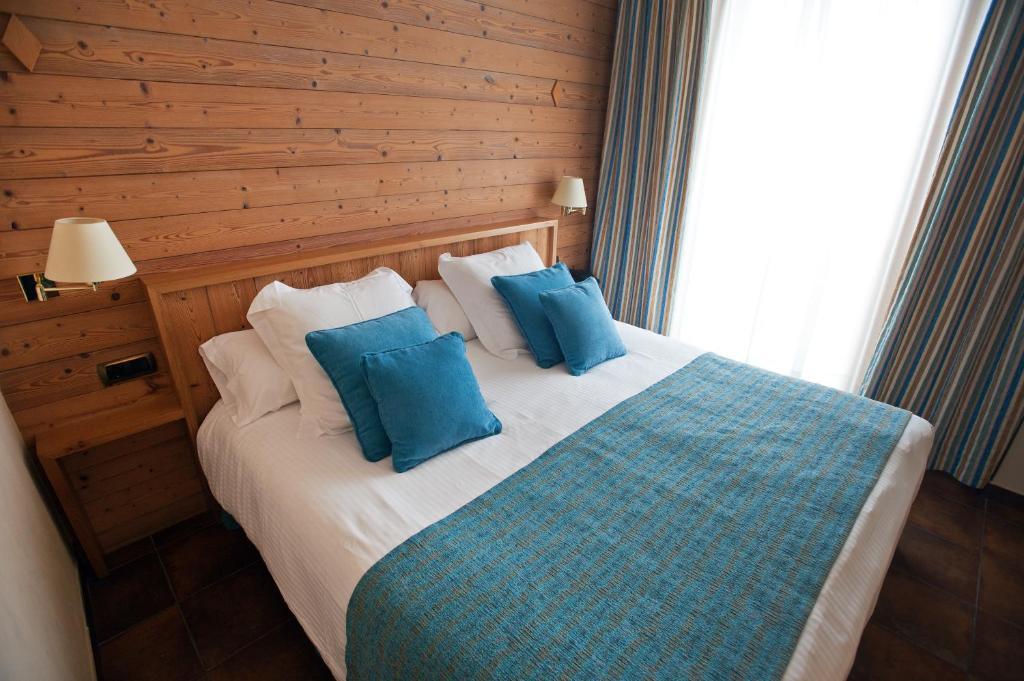 Hotel La Placa Garriguella Δωμάτιο φωτογραφία